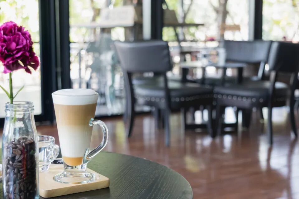 Góc tiếp khách với ly cà phê bên cửa kính